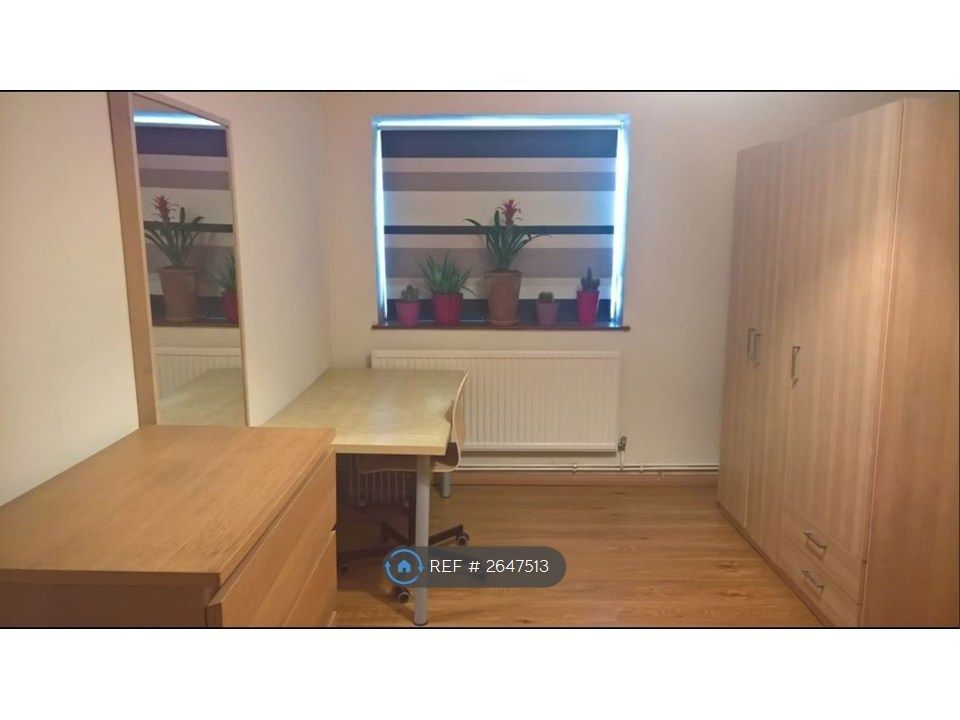 Property photo 2 of 6 Large Desk Big Wardrop And Mirrior