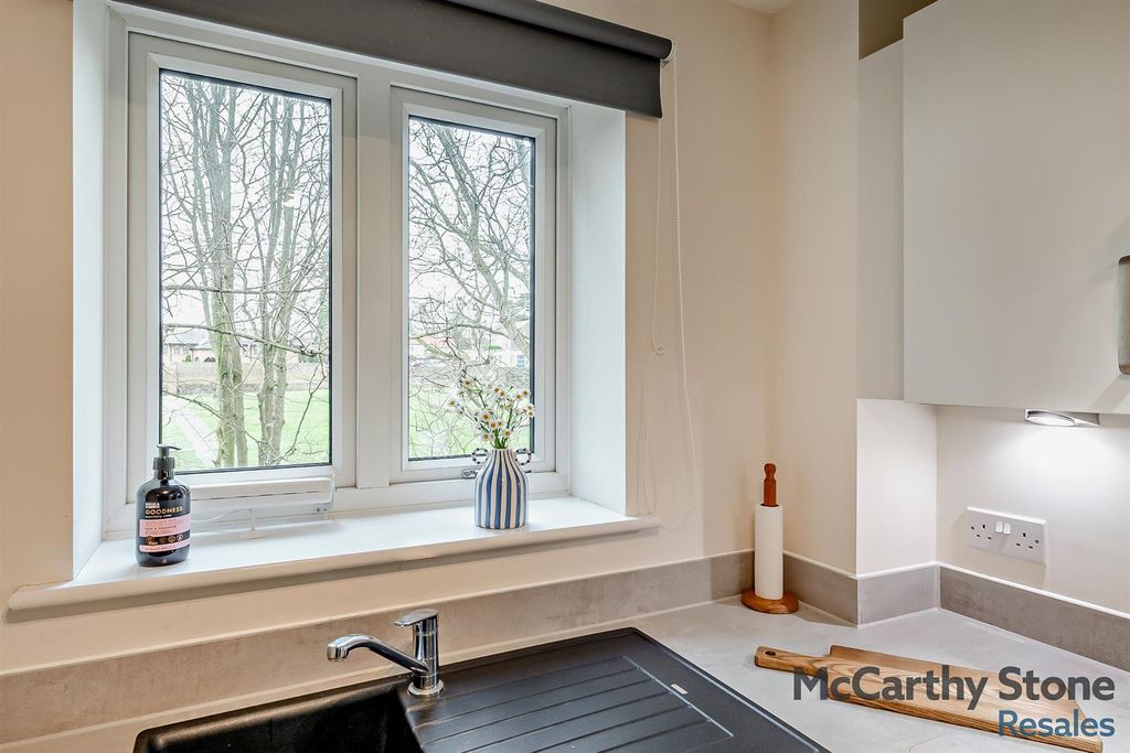 Property photo 3 of 22 Kitchen: