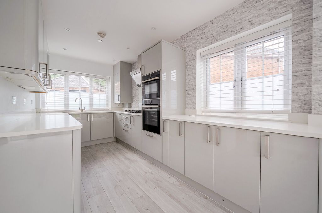 Property photo 2 of 14 1371396-25-68F5Fa...