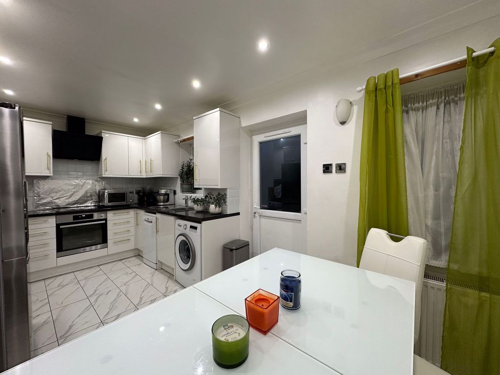 Property photo 3 of 10 Kitchen / Dining Area