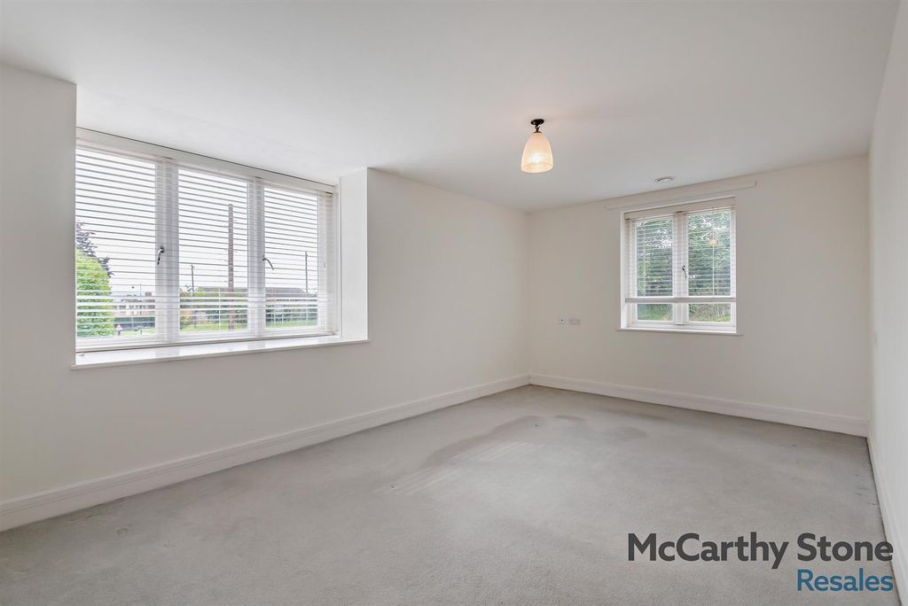 Property photo 3 of 12 8665640-Interior08-800.Jpg