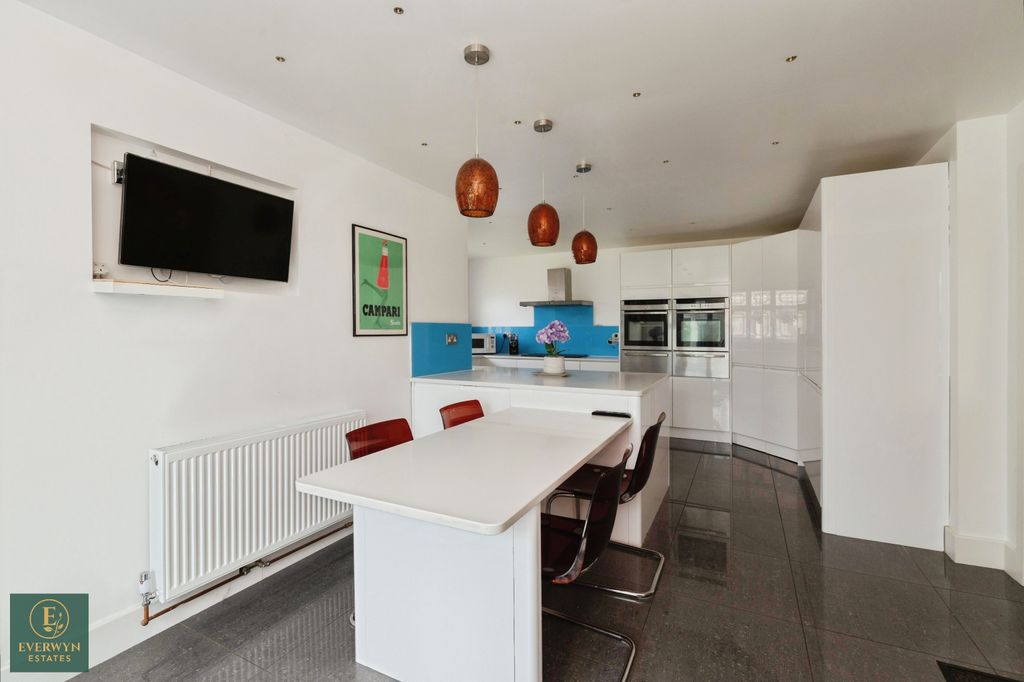 Property photo 2 of 35