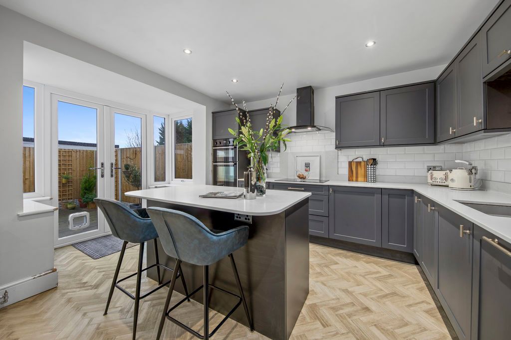 Property photo 3 of 33 Kitchen