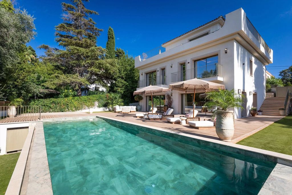Property photo 1 of 17 Magnificent 5-Bedroom Contemporary Villa In Cannes