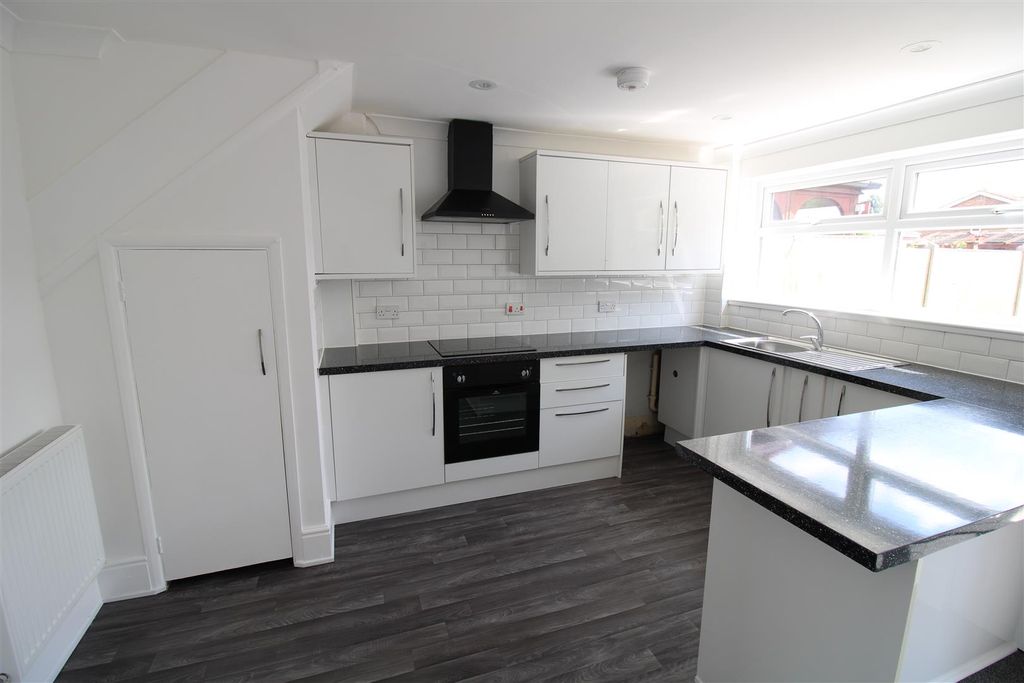 Property photo 2 of 10 Kitchen