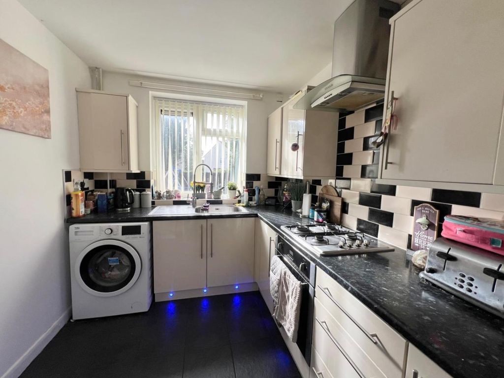 Property photo 3 of 7 Kitchen
