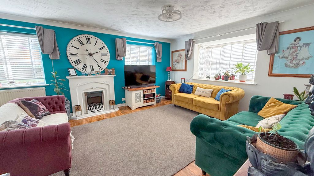 Property photo 3 of 19 Lounge