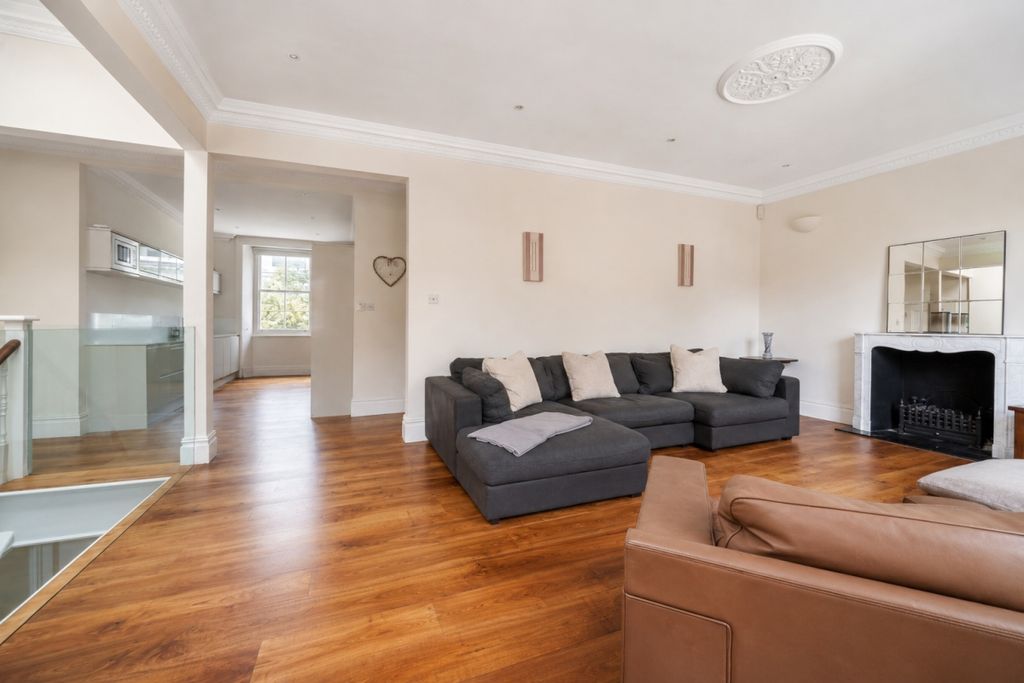 Property photo 3 of 11 1