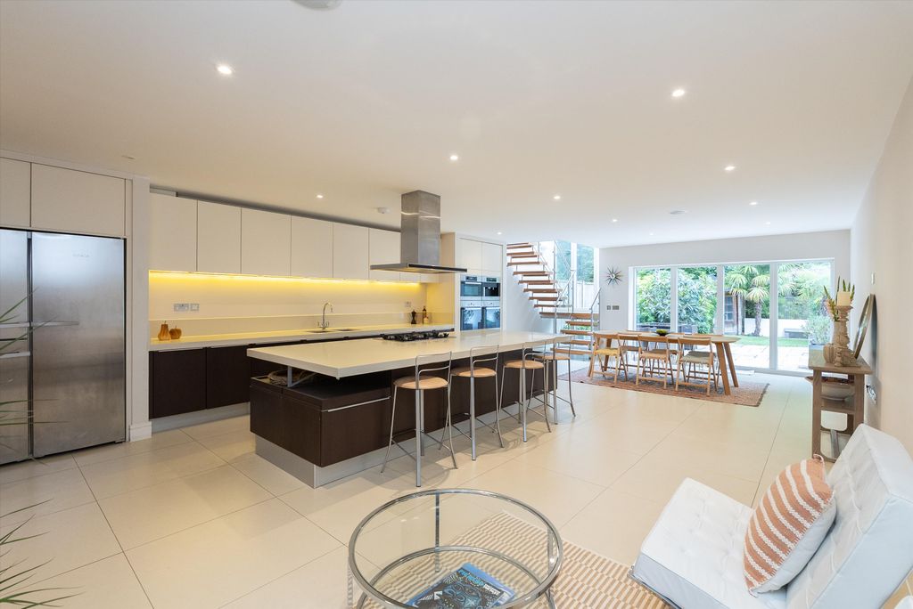 Property photo 2 of 17 Kitchen Entertaining