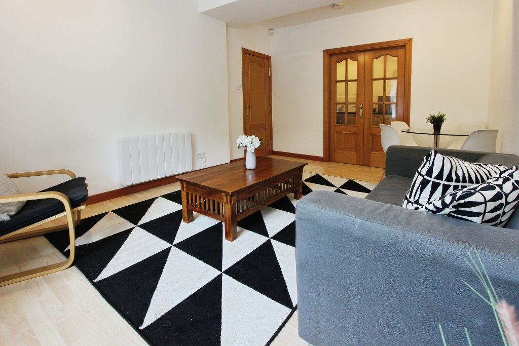 Property photo 3 of 11 Lounge To Kitchen