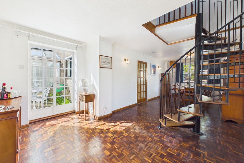 Property photo 3 of 28