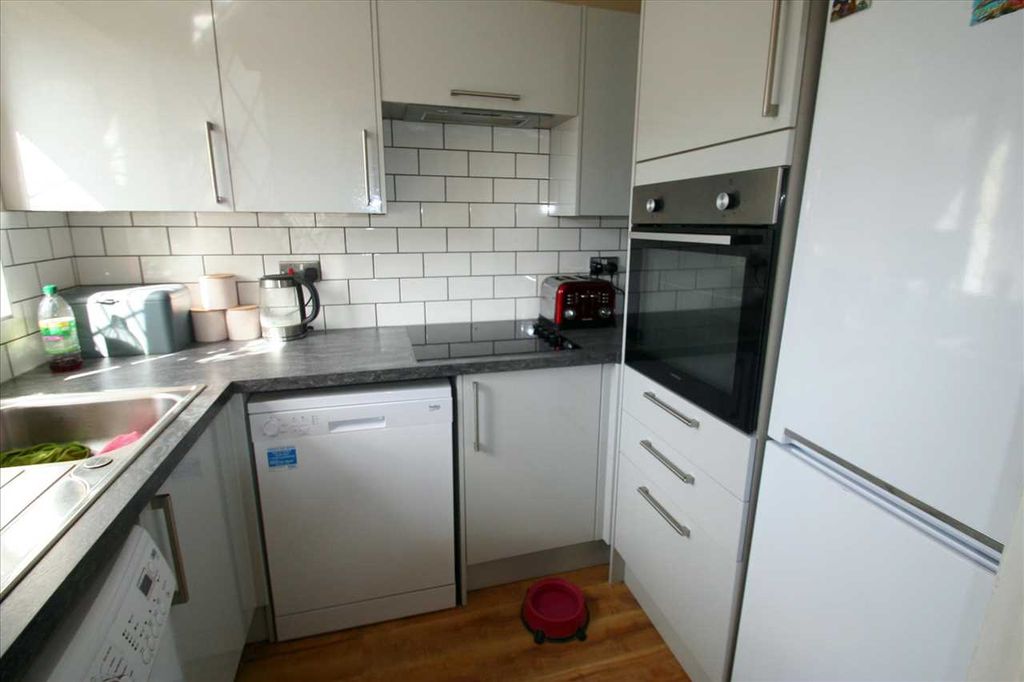 Property photo 3 of 9 Kitchen