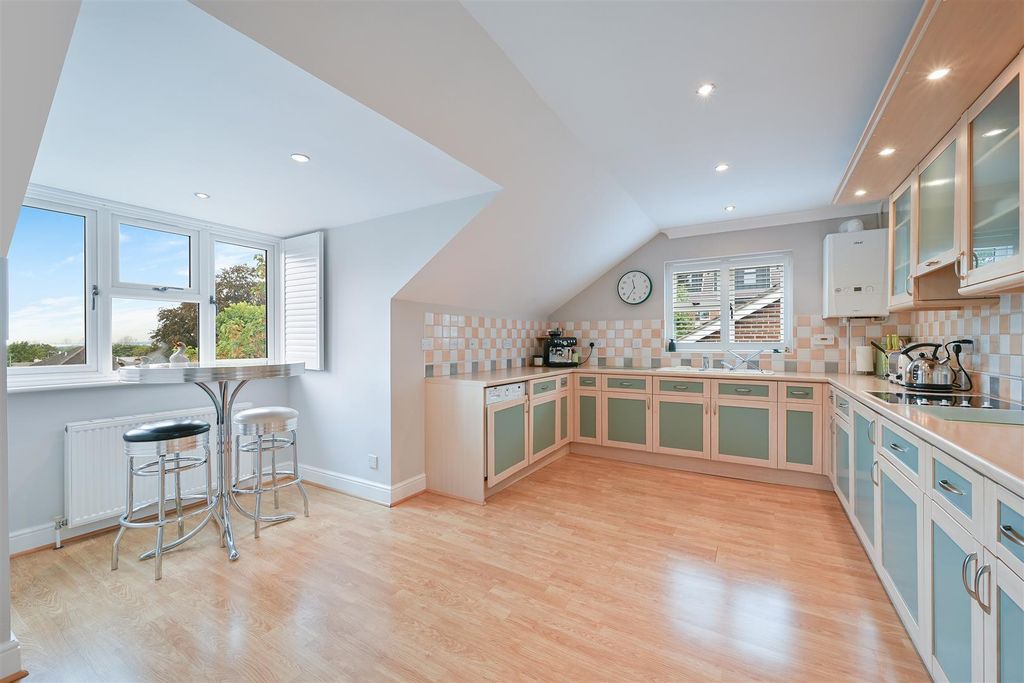 Property photo 2 of 16 Winward Court, 7- (10).Jpg