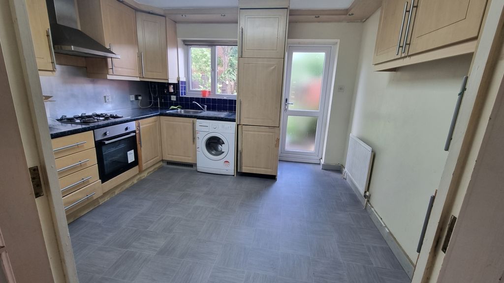 Property photo 2 of 8 8 Abbots Kitchen