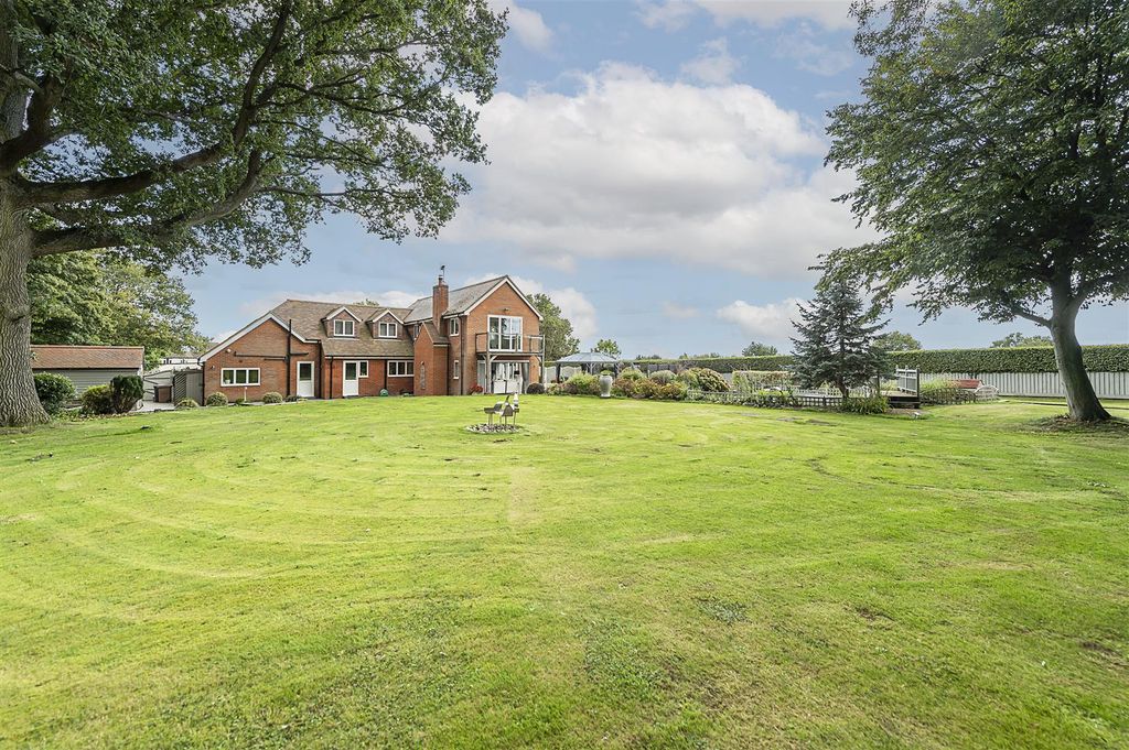 Additional image 10 of 5 bed detached house for saleTea Green, Hertfordshire LU2