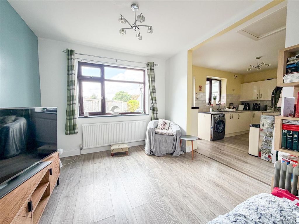 Property photo 3 of 18 Lounge