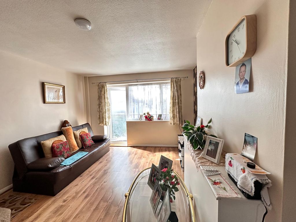 Property photo 1 of 9 Two Bed Mid Terraced House To Rent High Street, Hayes Ub3