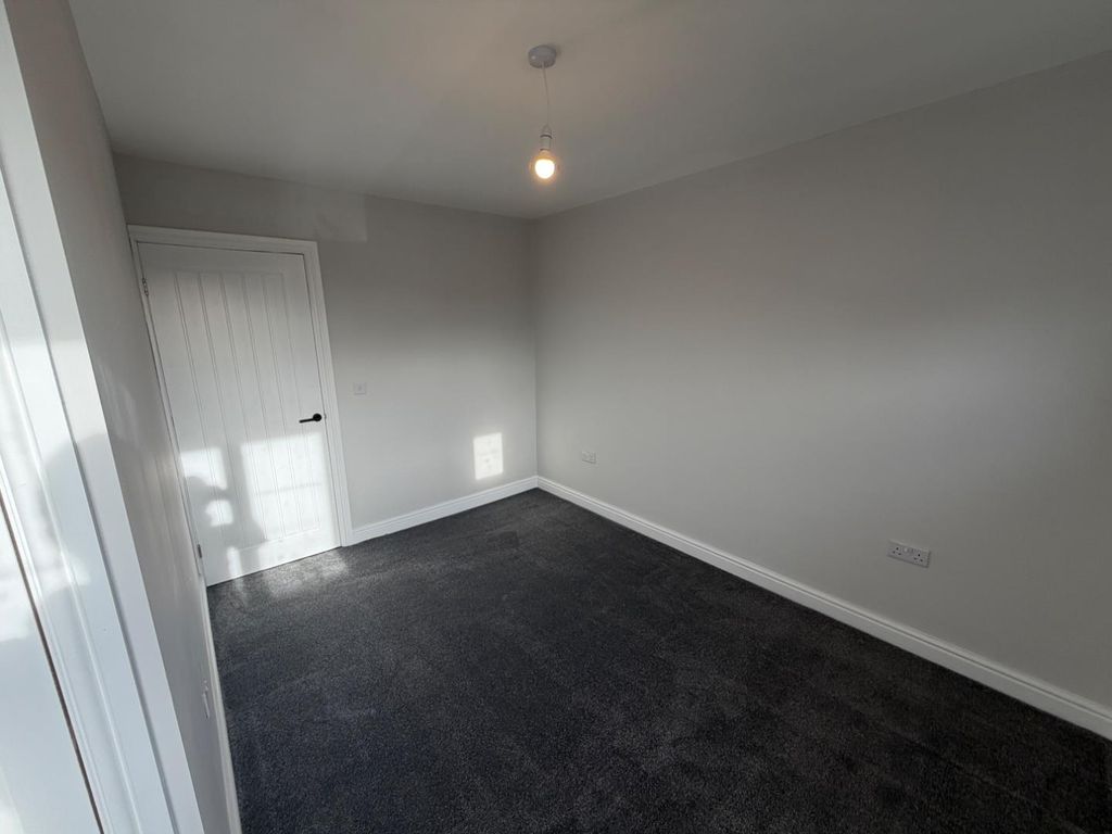 Property photo 3 of 10 Bedroom 2/2