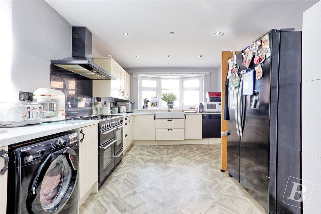 Property photo 3 of 17 Kitchen