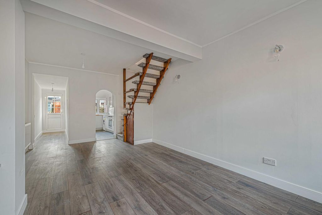 Property photo 3 of 11 Hallway