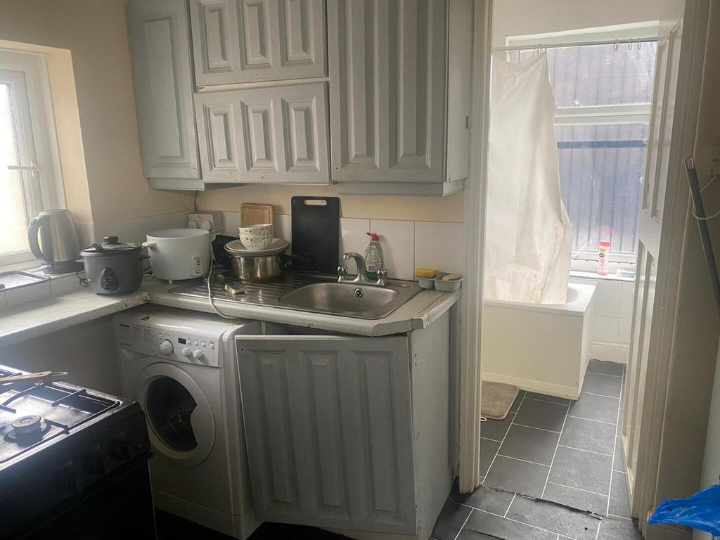 Property photo 1 of 8 Kitchen