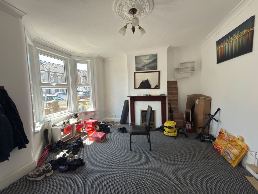 Property photo 1 of 10 Three Bedroom House Close To Ilford Town Center- £2450 Pcm