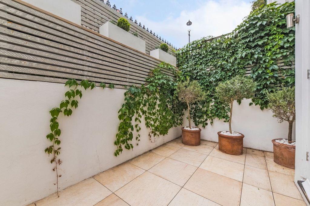 Property photo 3 of 7 Terrace