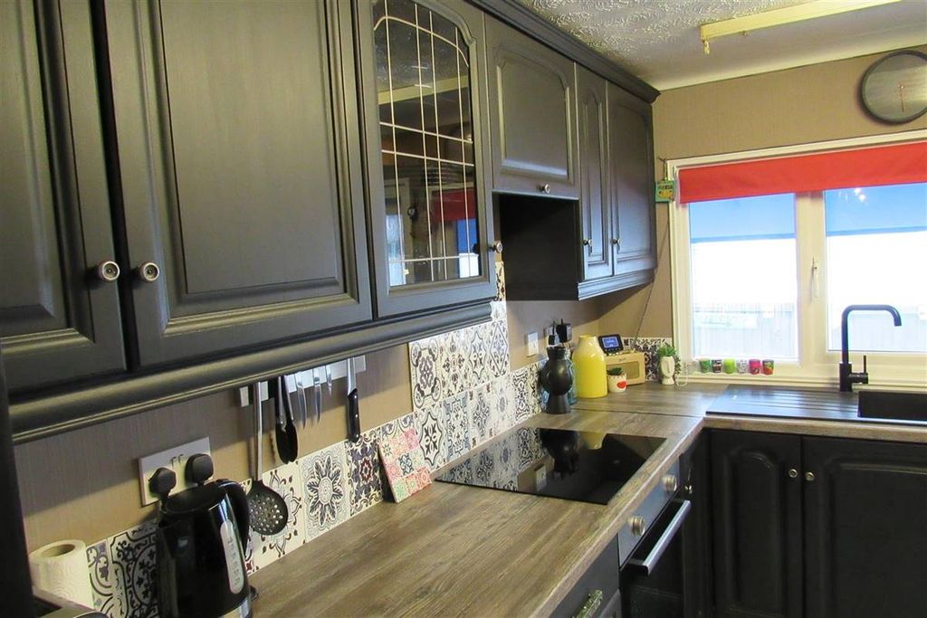 Property photo 3 of 18 Kitchen