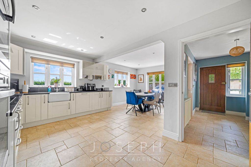 Property photo 2 of 28