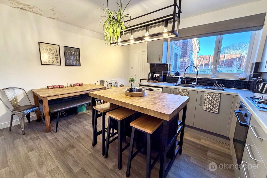 Property photo 2 of 15 4393443