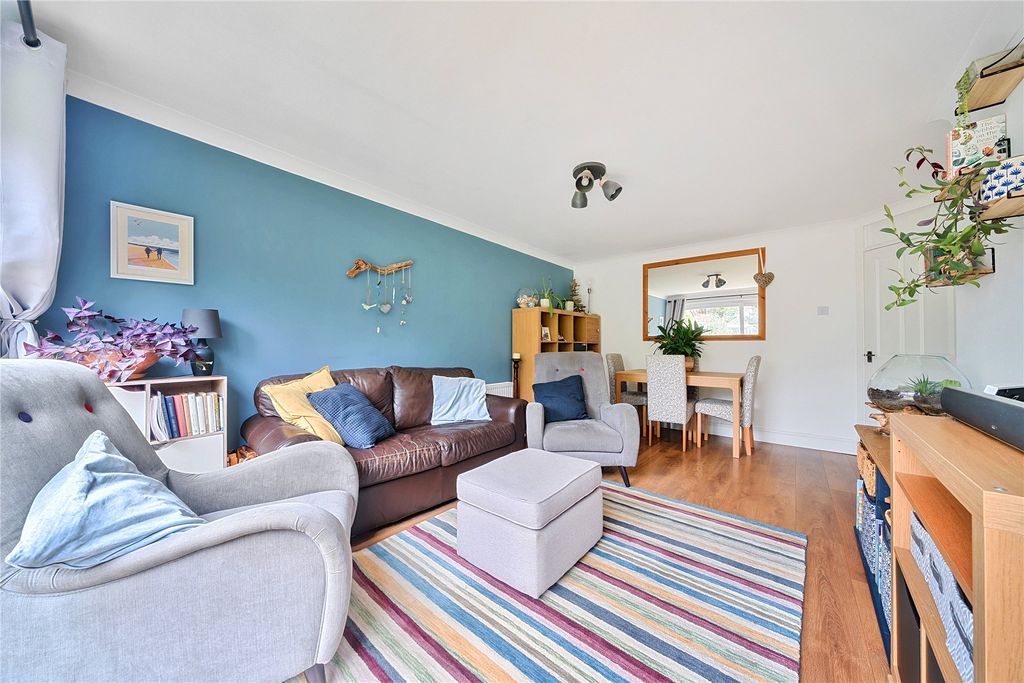 Property photo 3 of 18 Lounge