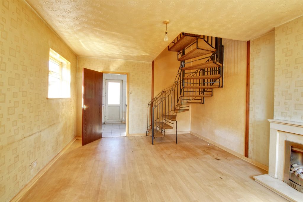 Property photo 2 of 8