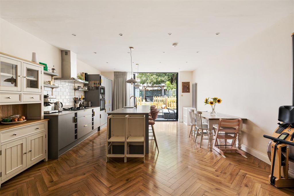 Property photo 3 of 38 Talbot Road, E7