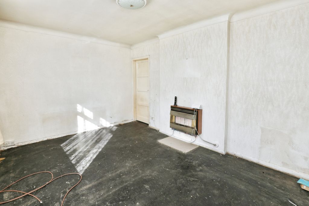 Property photo 2 of 16 Lounge