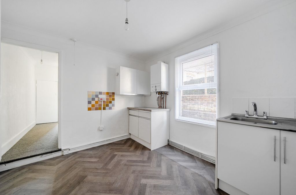 Property photo 3 of 9 Kitchen