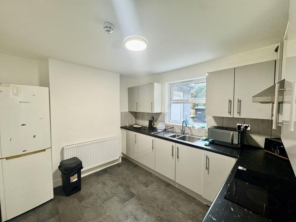 Property photo 2 of 6 Kitchen