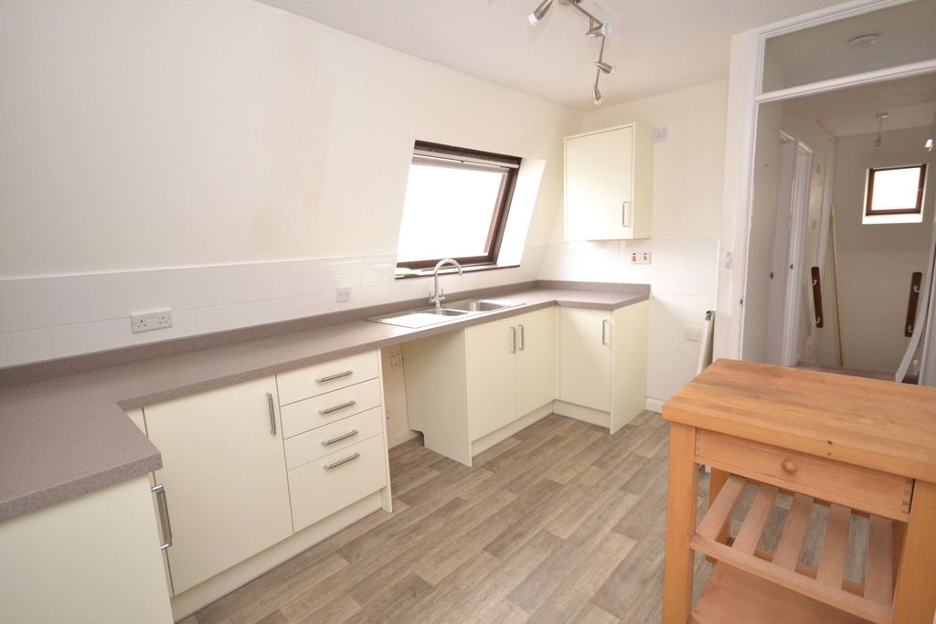 Property photo 3 of 6 Kitchen