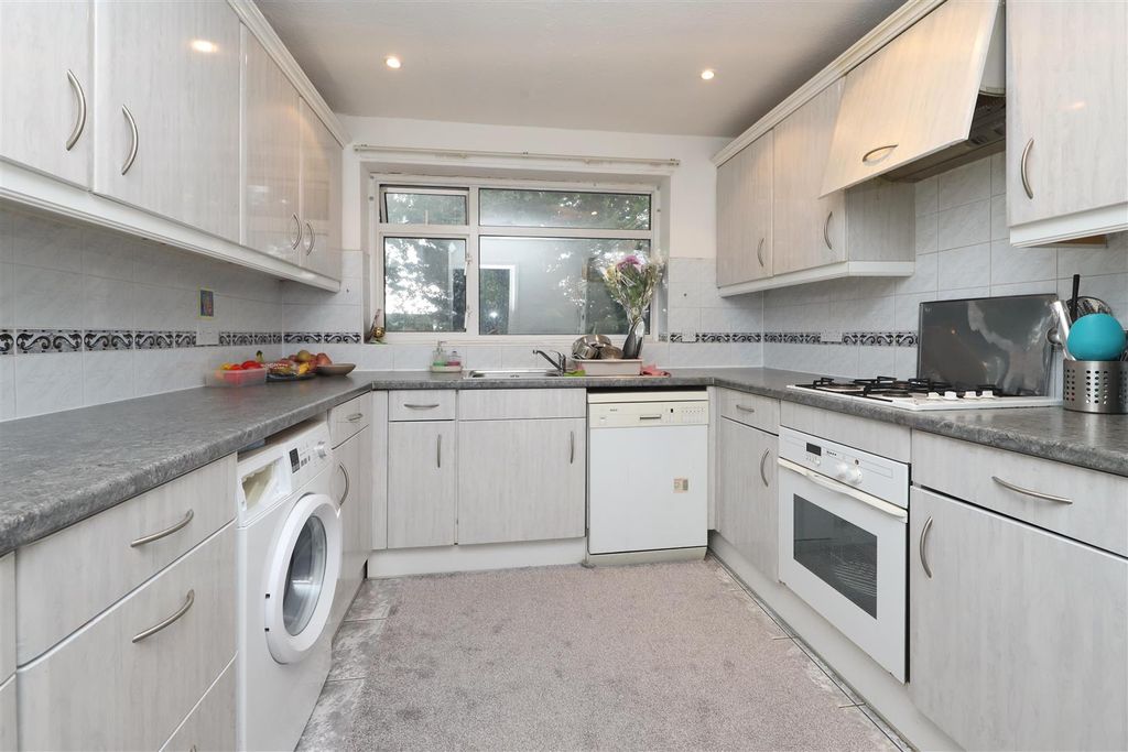 Property photo 2 of 10 Stamford Close
