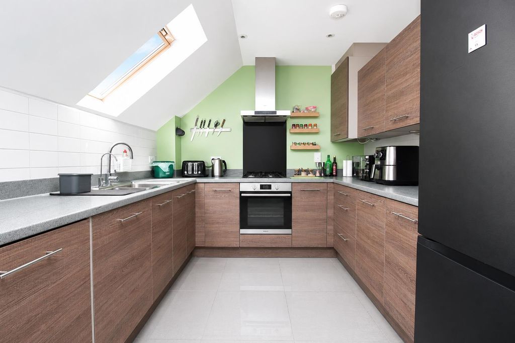 Property photo 3 of 9 Kitchen