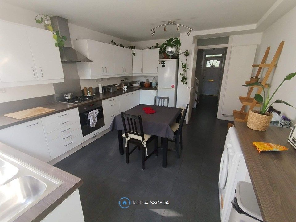 Property photo 1 of 11 Kitchen