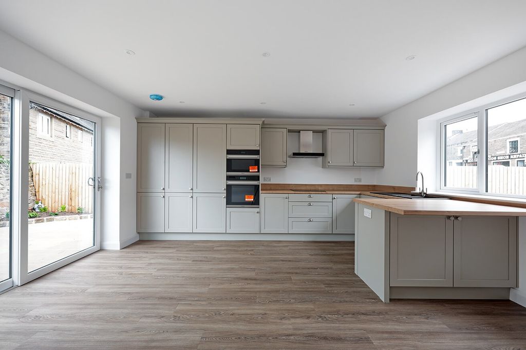 Property photo 3 of 16 4397894