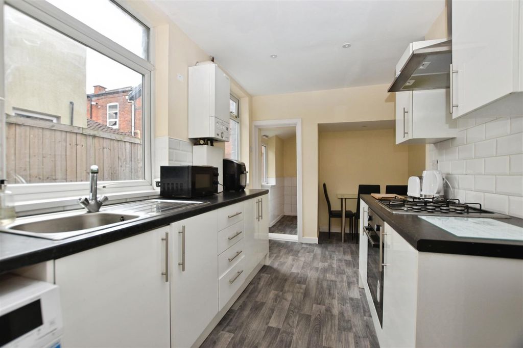 Property photo 3 of 11 Kitchen Diner