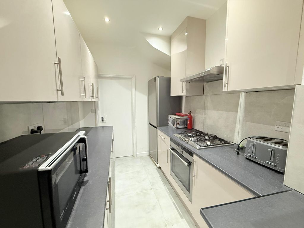 Property photo 1 of 17 Five/Six Bedroom House Ideal For Working Couples-