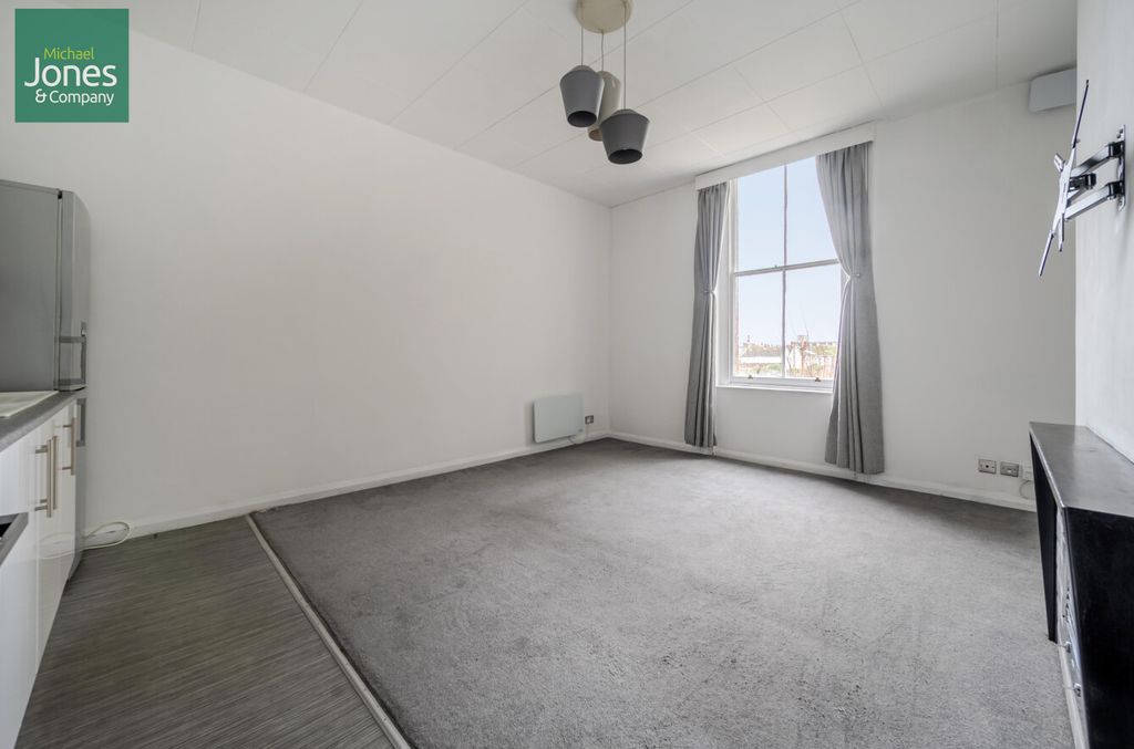 Property photo 3 of 8 Lounge