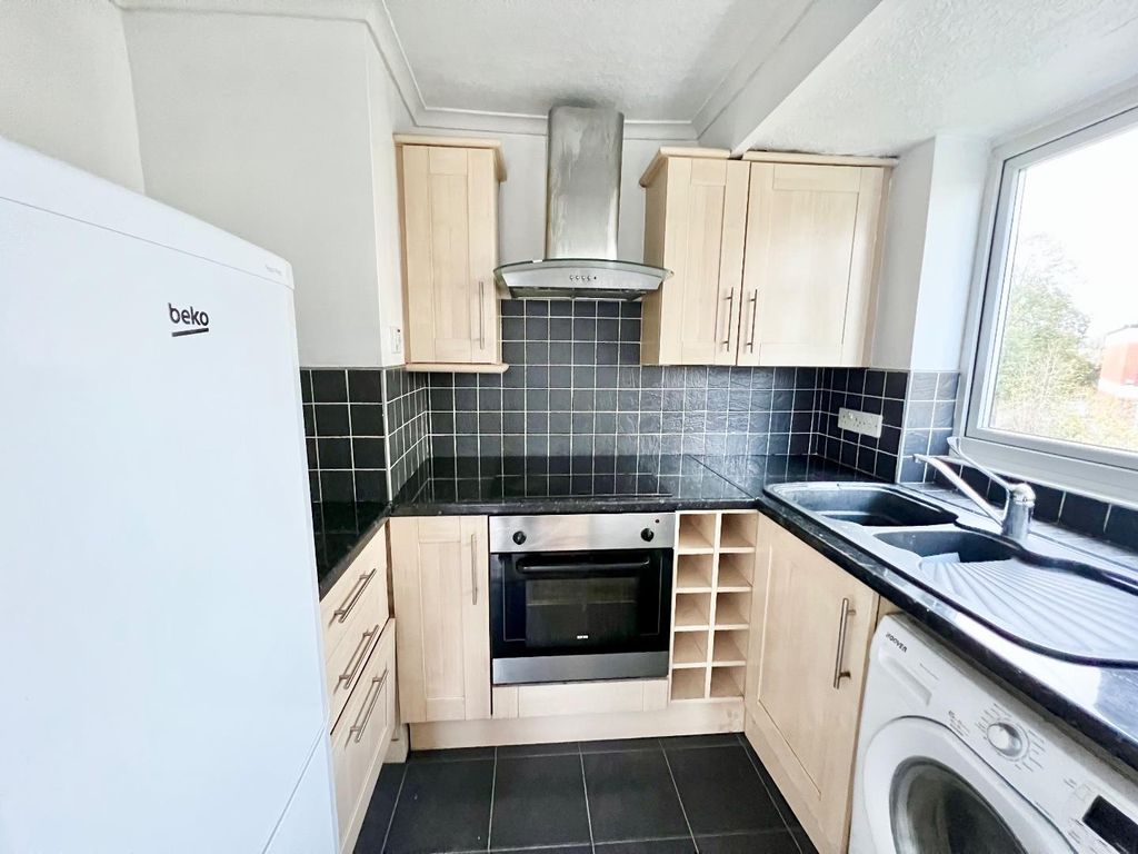 Property photo 3 of 7 Kitchen