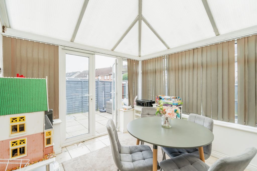 Property photo 2 of 16 Conservatory