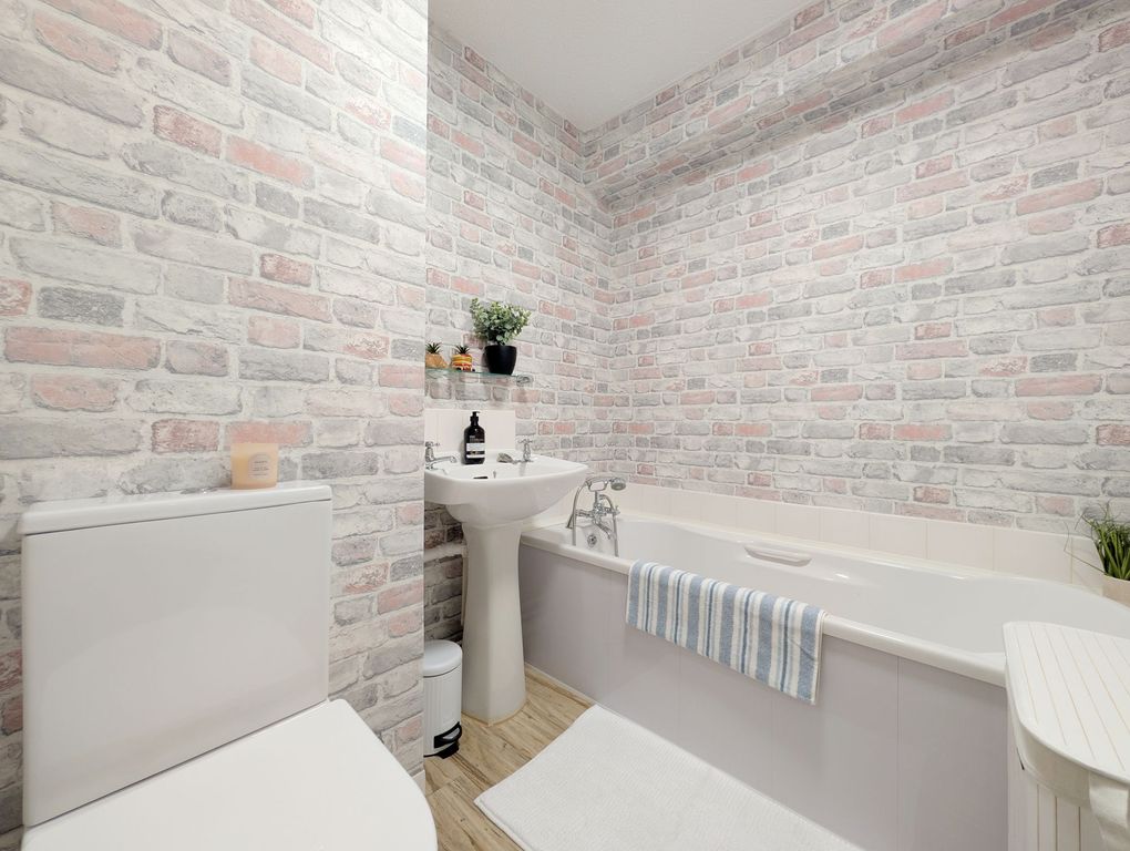Property photo 2 of 10 Bathroom