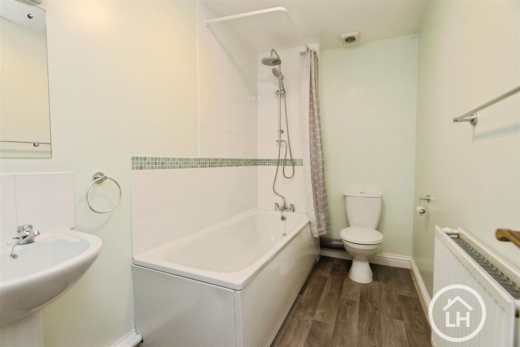 Property photo 3 of 10 Bathroom
