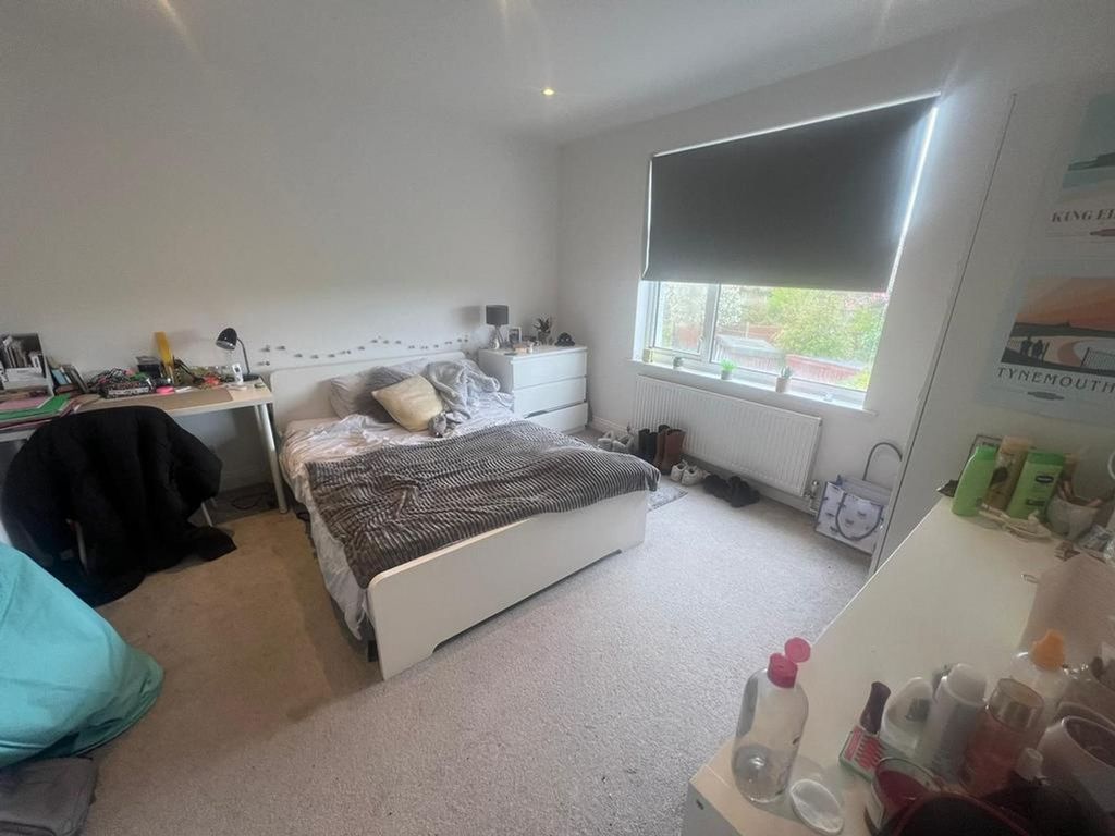 Property photo 2 of 15 A Bright And Spacious Double Bedroom With Ample Na...