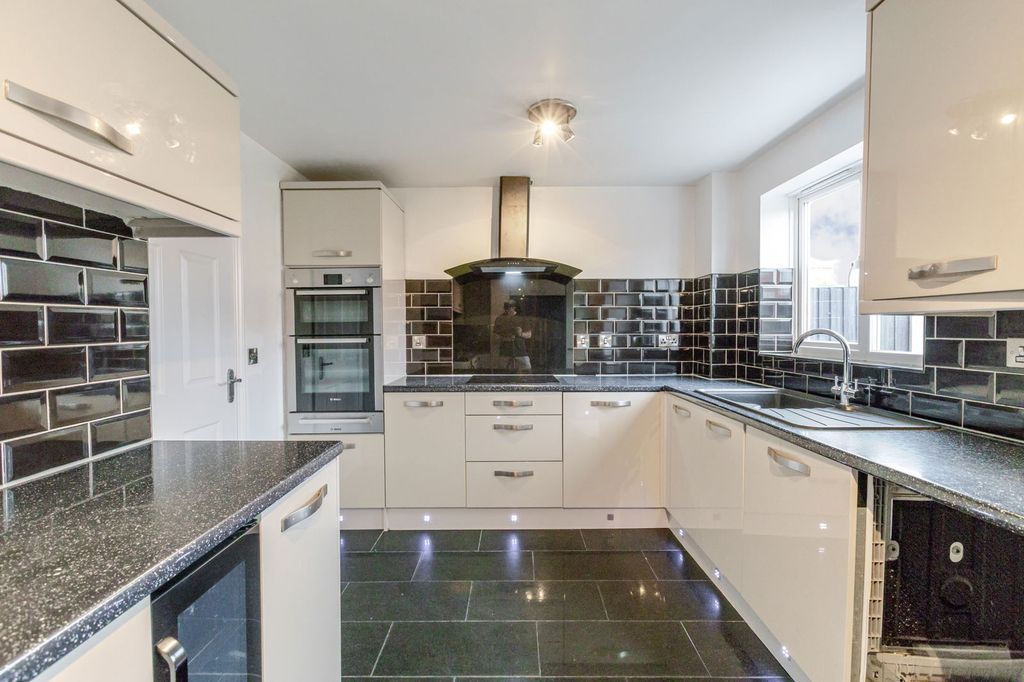 Property photo 2 of 25